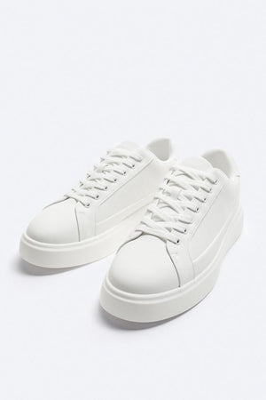 CHAUSSURES À SEMELLE ÉPAISSE MONOCHROMES