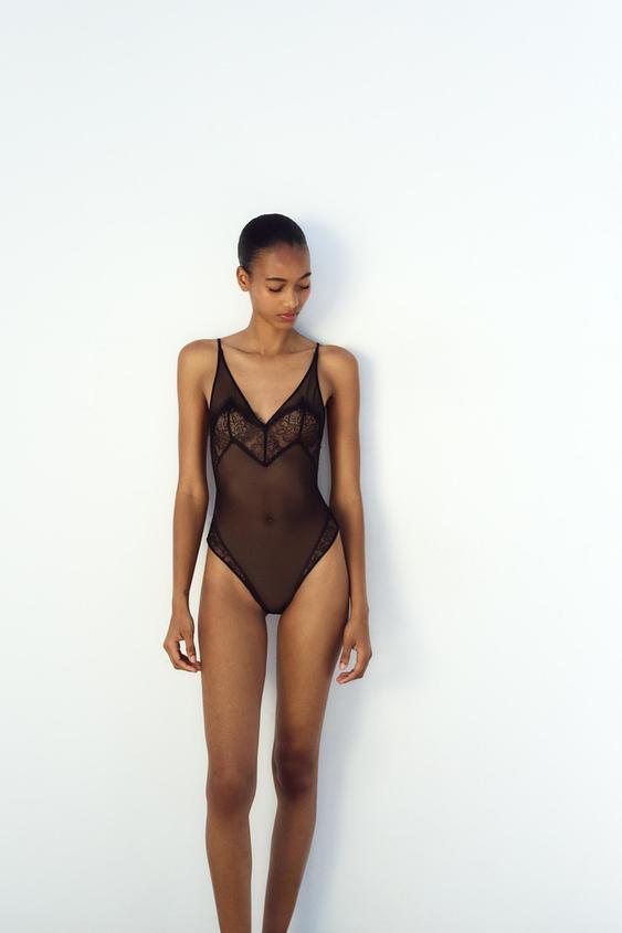 BODY EN DENTELLE À ÉPAULES DÉNUDÉES