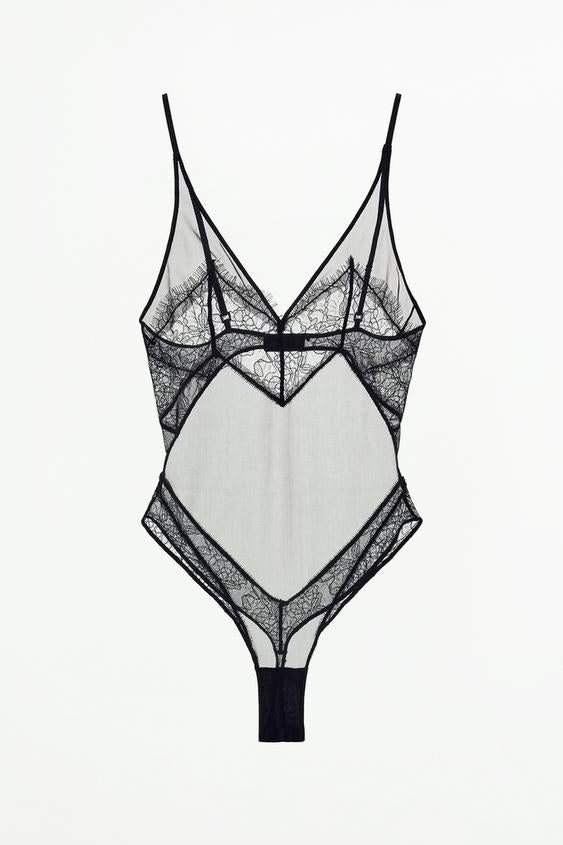 BODY EN DENTELLE À ÉPAULES DÉNUDÉES