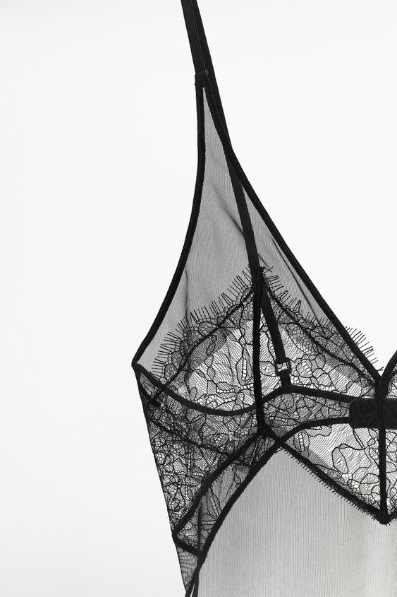 BODY EN DENTELLE À ÉPAULES DÉNUDÉES