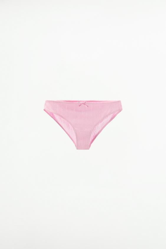 HAUT EN POINTELLE AVEC DENTELLE