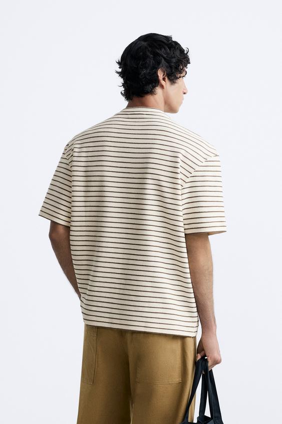 T-SHIRT À TEXTURE RUSTIQUE AVEC RAYURES